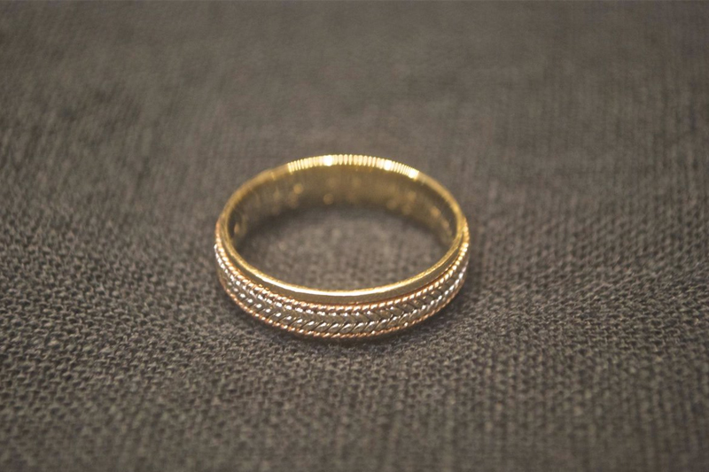 Devuelven anillo de bodas encontrado en un camión séptico