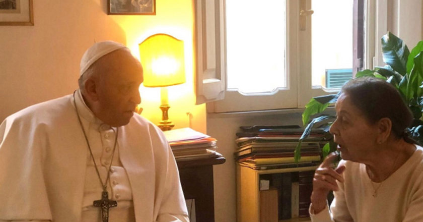 Papa sorprende a superviviente de Holocausto