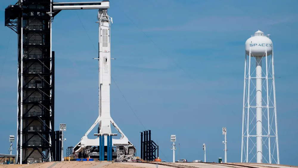 SpaceX lanzará este año un cohete tripulado solo por civiles
