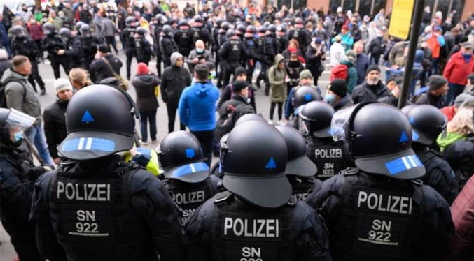 Protestas de anti-restricciones deja heridos a 12 policías en Alemania