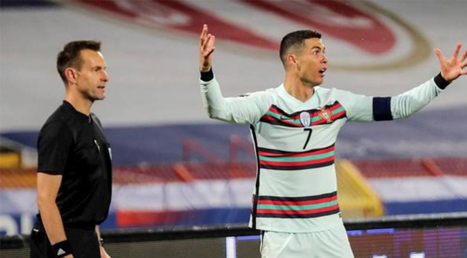 Árbitro que anula el gol de Ronaldo pide disculpa tras el partido