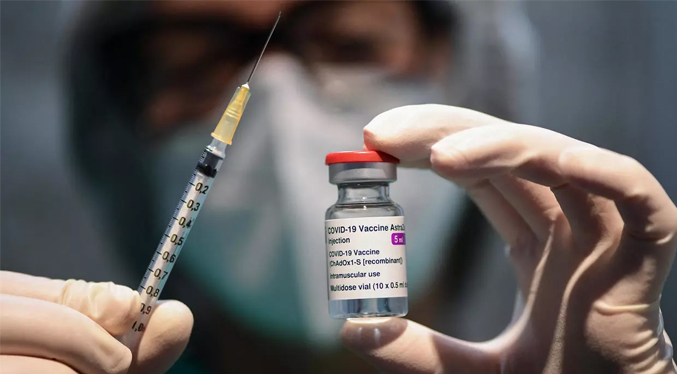 AstraZeneca: No hay pruebas de que vacuna haga coágulos