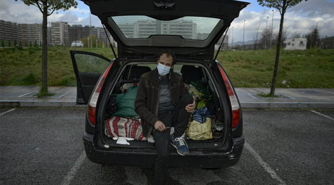 Ante los desalojos los autos sirven de nuevas «viviendas» en España