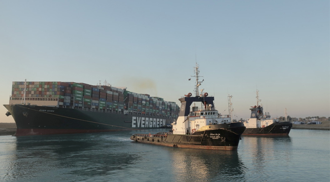 Barco varado en el Canal de Suez  es desencallado