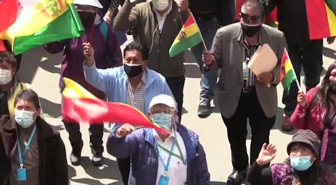 Bolivianos salen a la calle a protestar