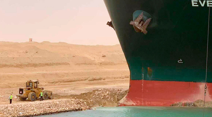 Egipto intenta sin éxito reflotar el buque encallado en el canal de Suez
