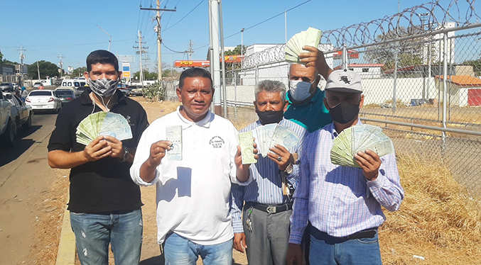 Transportistas responsabilizan a comerciantes por no recibir billetes de 20 mil