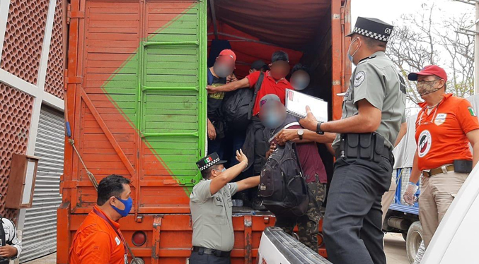 Encuentran en México a un grupo de 329 migrantes dentro de un camión