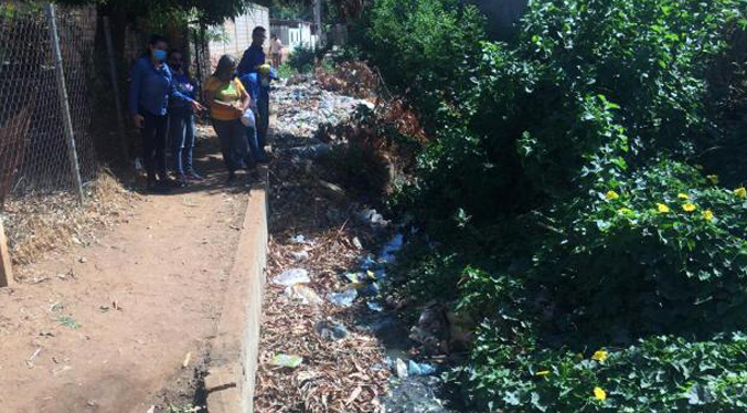 Vecinos del Barrio Santa Clara en exigen a la Alcaldía limpieza de la cañada