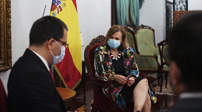 Jorge Arreaza recibe a la secretaria de Exteriores de España en la cancillería