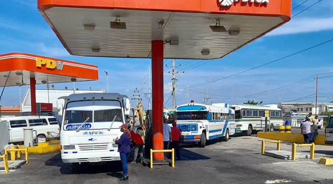 Autobuses y microbuses reciben gasoil hoy en Las Banderas