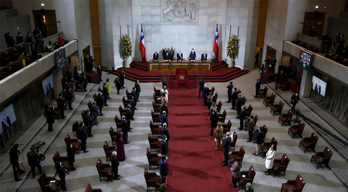 Aprueban aplazar hasta mayo las elecciones constituyentes en Chile