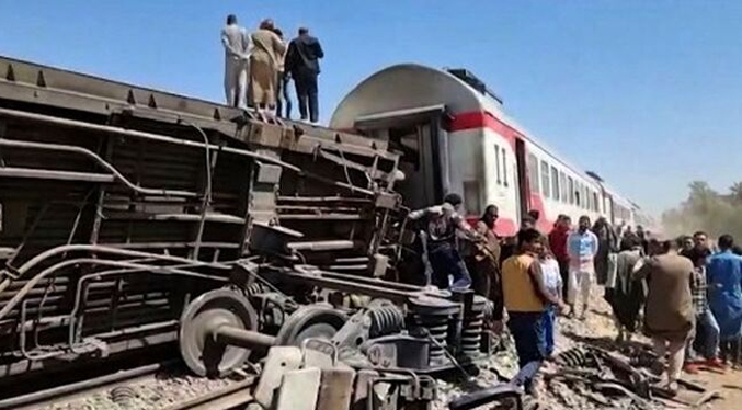 Detienen a seis trabajadores por choque de trenes en Egipto
