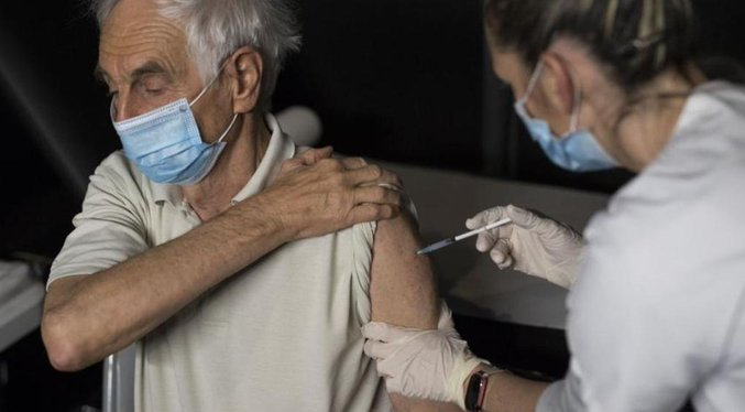 Francia inicia vacunación de personas entre 70 y 75 años de edad