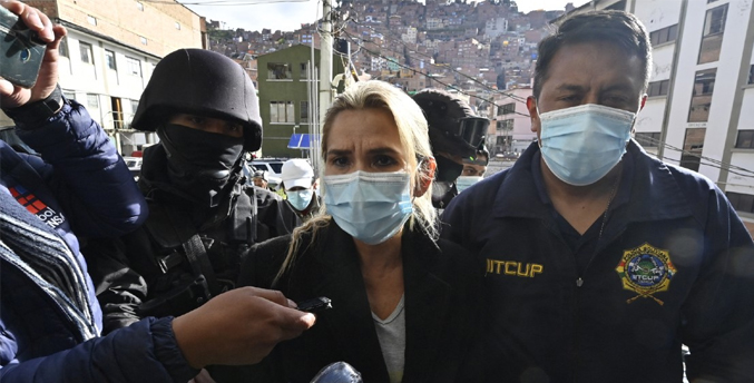 Jeanine Áñez califica de “amedrentamiento político” su detención