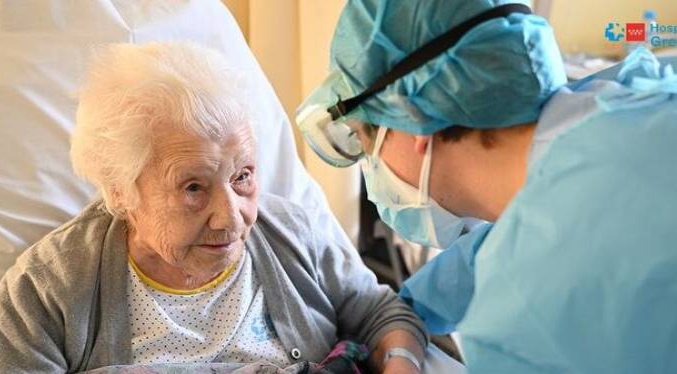 Anciana de 104 años es la primera en vacunarse contra la COVID-19 en Perú