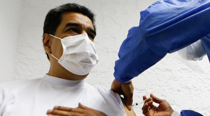 Maduro recibe la primera dosis de la vacuna rusa