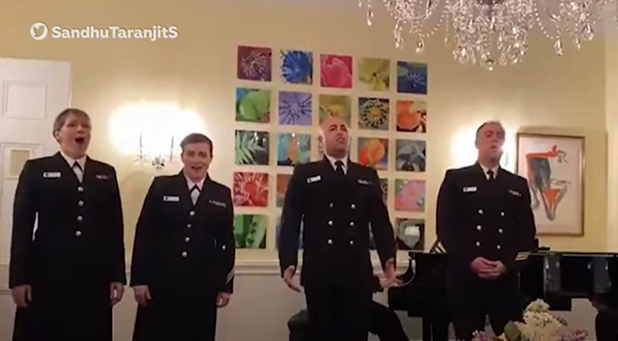 Miembros de la Marina de EEUU cantan una canción en hindi de una popular película de Bollywood