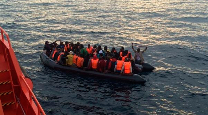 Dos muertos y nueve desaparecidos al volcar una barca de inmigrantes en España