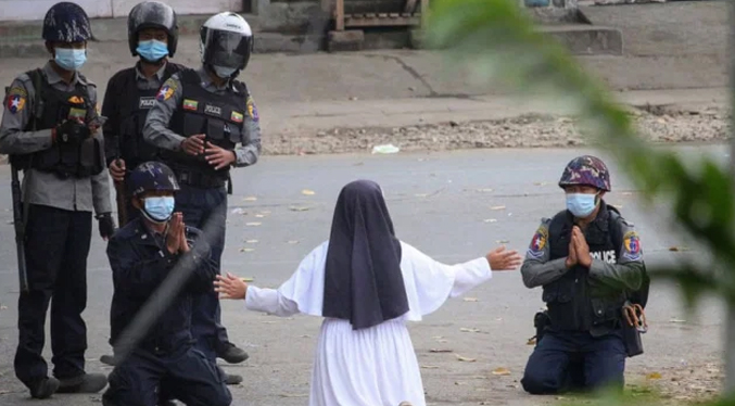 Monja ruega a policías que dejen de disparar en protesta  en Myanmar