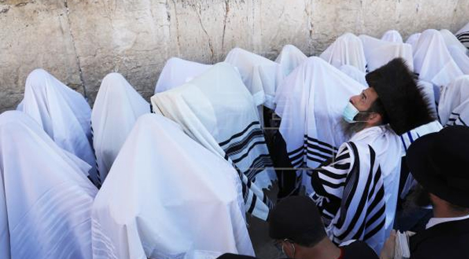 Miles de fieles judíos acuden al Muro de las Lamentaciones en Jerusalén