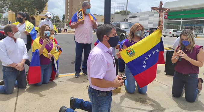 De rodillas realizan oración por Venezuela en Bella Vista
