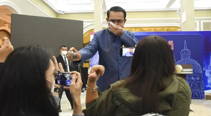 El primer ministro tailandés «desinfecta» a unos periodistas por una pregunta