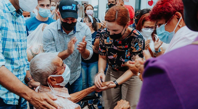 Primera dama Jessica Lucena atiende a familias vulnerables como parte del plan social “Omar a las 7”