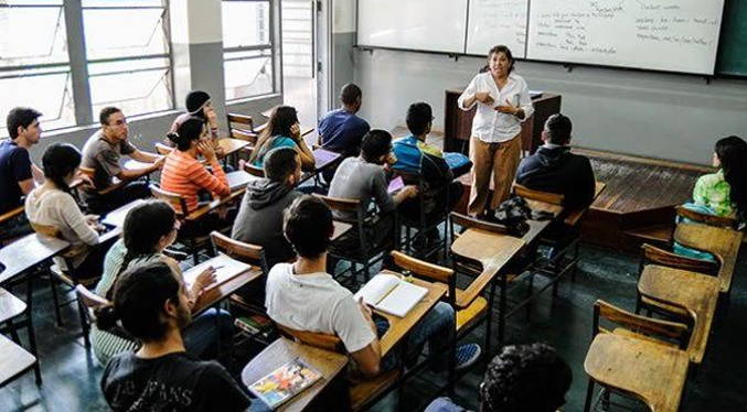 Profesores universitarios piden que aumento salarial se establezca en 308 dólares