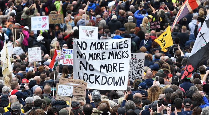 Miles de personas protestan en Londres contra el confinamiento