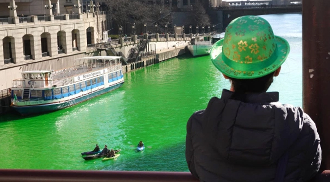 Río Chicago es teñido de verde por el día de San Patricio
