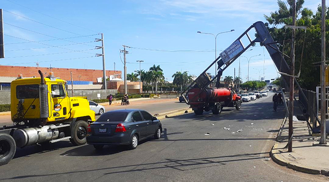 Semáforo de avenida Guajira «pende de un hilo»