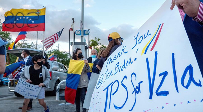 Hasta dos mil 500 dólares les cobran a venezolanos para tramitar el TPS