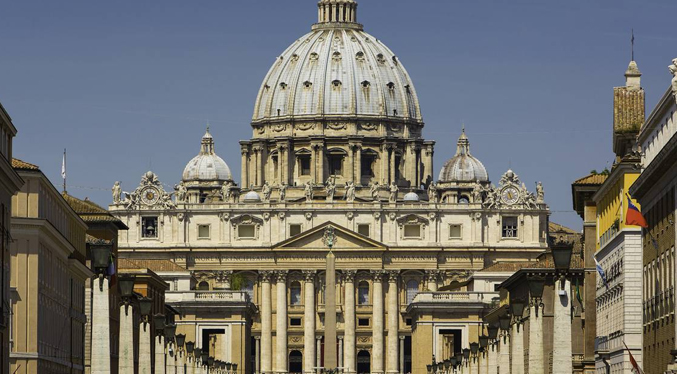 Vaticano: Iglesia católica no puede bendecir uniones del mismo sexo