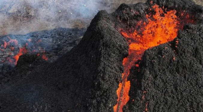 Venezolano capta la erupción de un volcán en Islandia con un dron