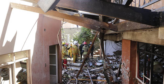 Un muerto y un herido al caer en una casa una avioneta militar de Bolivia