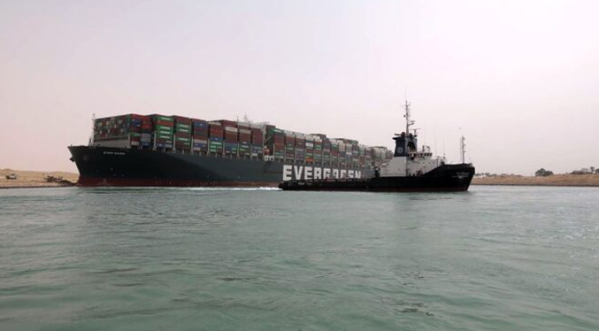 Qué se sabe sobre el bloqueo del Canal de Suez debido a buque encallado