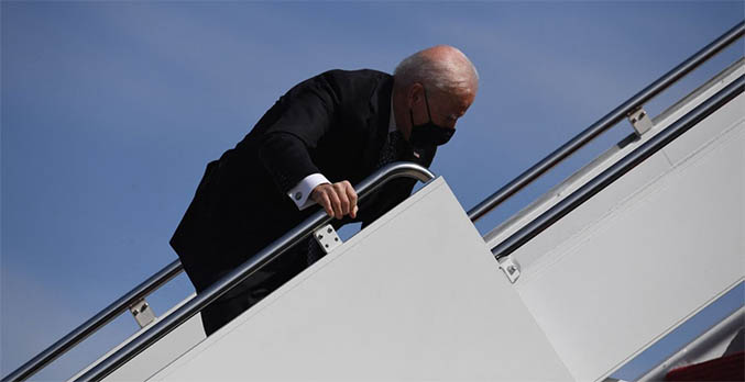 Biden tropieza tres veces al subir escaleras del Air Force One (Video)
