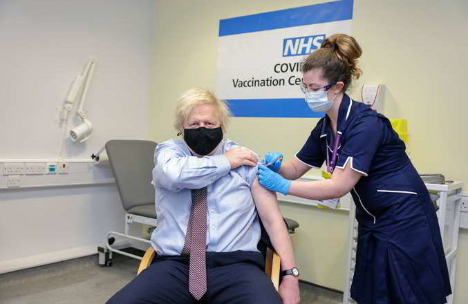 Boris Johnson recibe la primera dosis de la vacuna de AstraZeneca