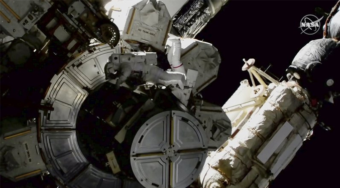 Astronautas en caminata espacial se cuidan de amoniaco