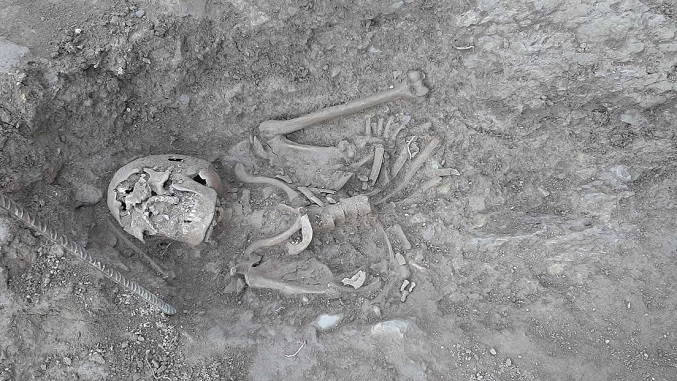 Hallan en España 11 esqueletos humanos ocultos bajo una piscina