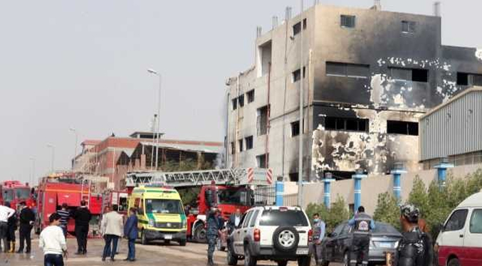 Mueren 20 personas en el incendio de una fábrica textil en Egipto
