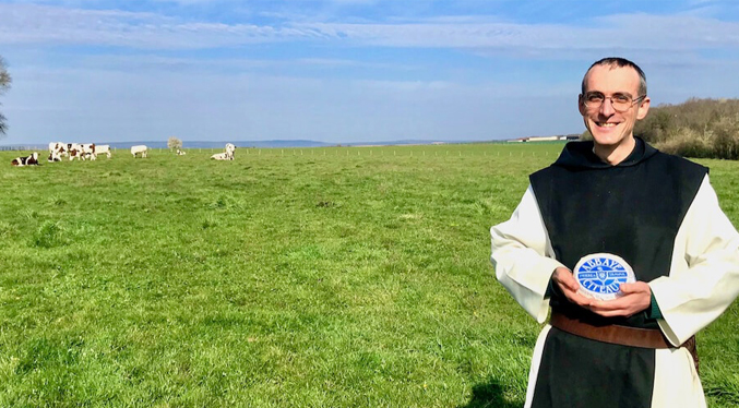 Vacas y monjes contentos tras venta récord de sus quesos