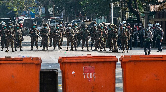 La junta militar de Myanmar advierte a manifestantes que les dispararán en la cabeza