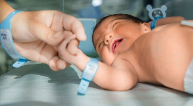 Recién nacido de madre vacunada tiene anticuerpos de la COVID-19