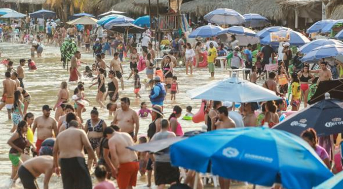 Acapulco cierra la Semana Santa abarrotada de visitantes en las playas