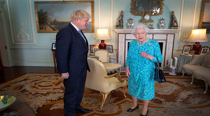 Boris Johnson saluda a Isabel II por su cumpleaños