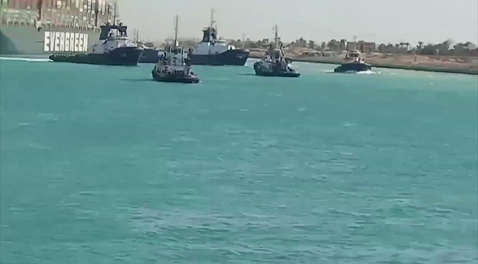 Unos 200 barcos siguen atascados en el canal de Suez