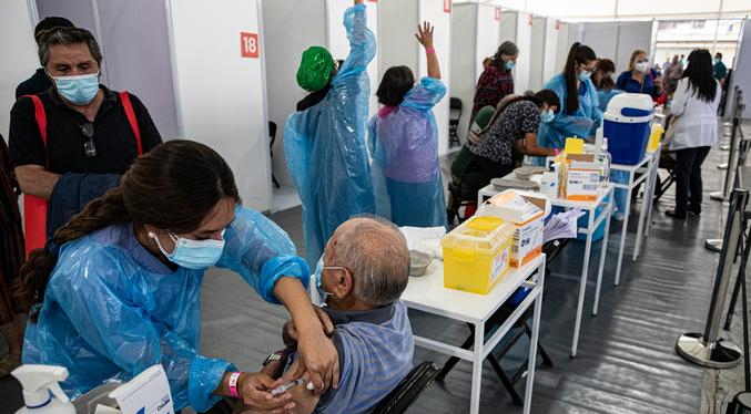 Chile vacuna a más del 50 % de la población con al menos una dosis