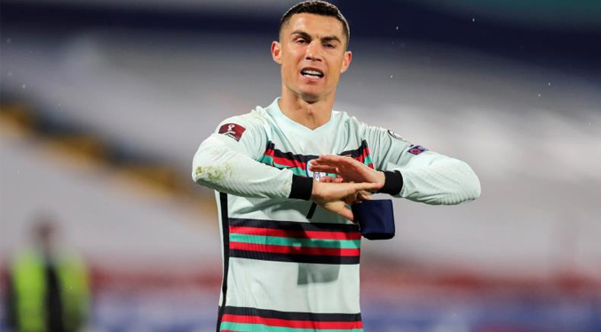 Brazalete tirado al césped por CR7 es vendido por 64 mil euros en una subasta